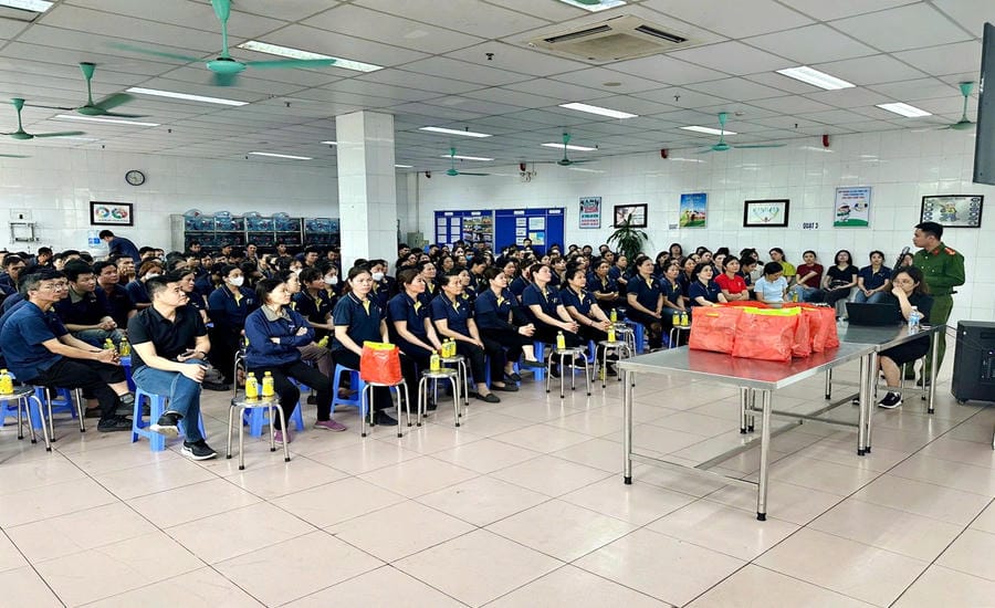 Industrial Park Police Station propagates and disseminates laws on the Law on Traffic Order and Safety to workers working in Que Vo Industrial Park. Photo: Ministry of Public Security Information Portal