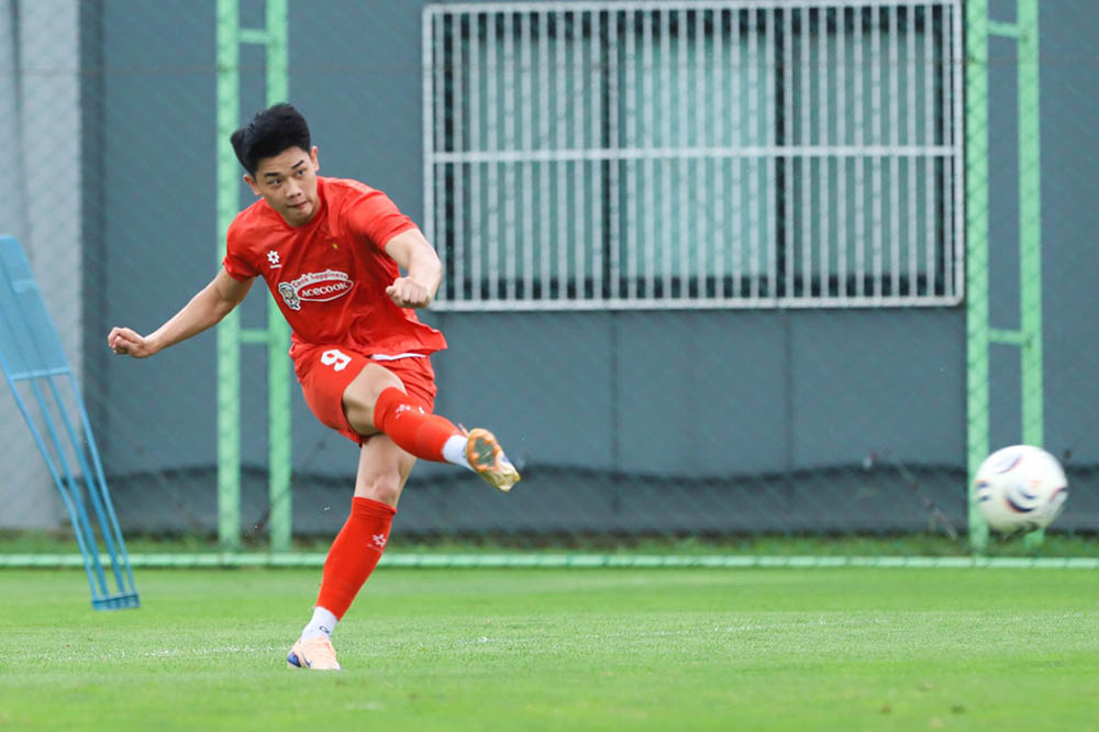 Striker Nguyen Dinh Bac actively trains with the Vietnamese national team in Incheon (Korea). Photo: VFF