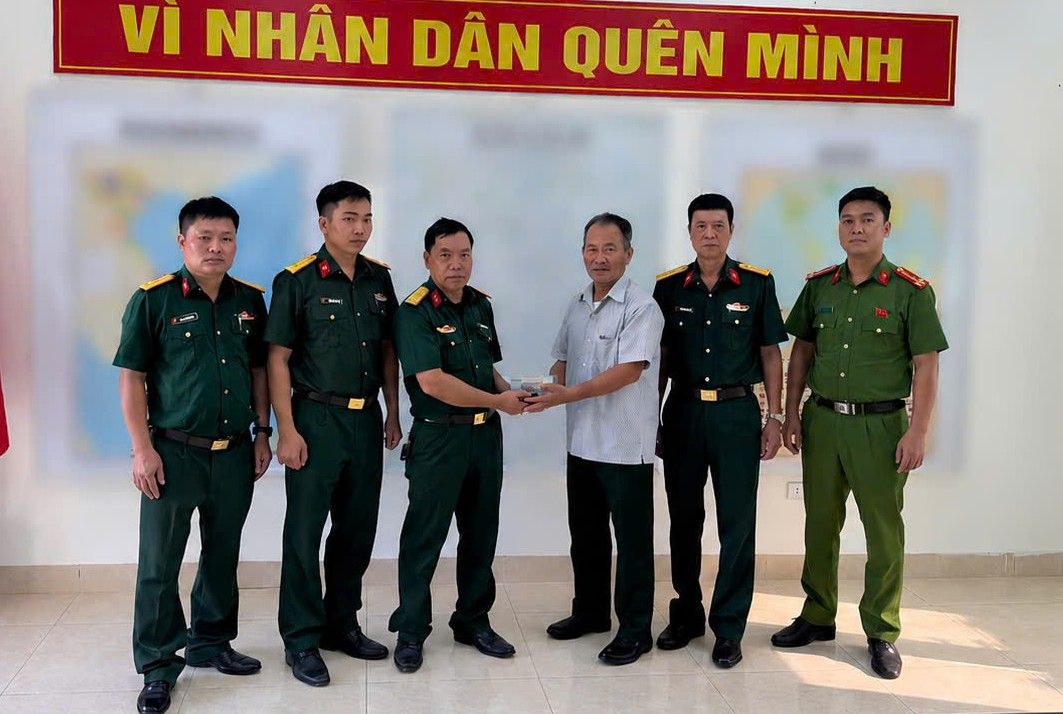 Major Pham Van Cong returned the money people lost. Photo: Xuan Nha