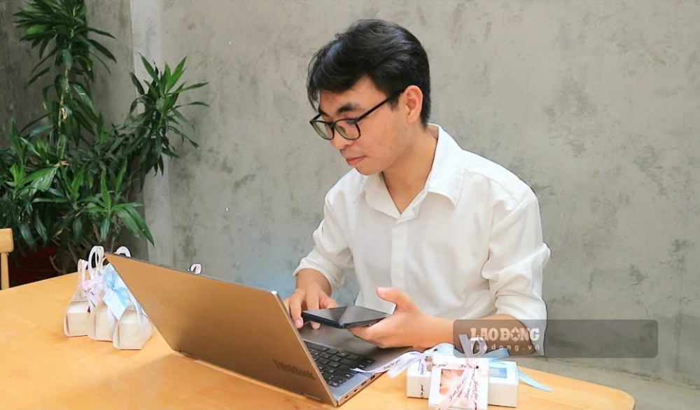 Laborers in many service industries have significantly higher incomes thanks to supplying needs for the graduation season. Photo: Quynh Chi