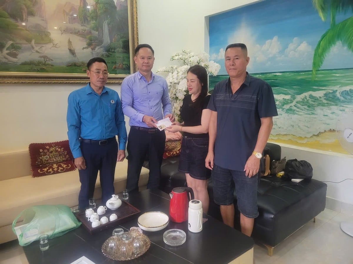 Mr. Do Tien Dung - Chairman of the Vietnam Fisheries Union, Director of the Vietnam Fisheries Humanitarian Fund, presents support from the Vietnam Fisheries Humanitarian Fund to the family of the owner of fishing vessel QN-90568-TS. Photo: Provided by the Vietnam Fisheries Union.