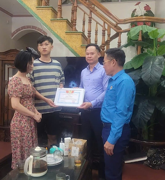 Đại diện gia đình thuyền trưởng tàu cá QN-80038-TS nhận Giấy khen của Chủ tịch Nghiệp đoàn Nghề cá Việt Nam trao tặng. Ảnh: Nghiệp đoàn Nghề cá Việt Nam cung cấp.