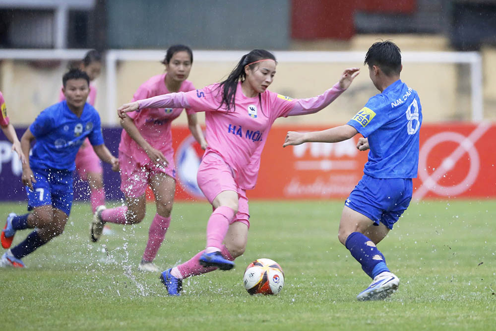 하노이 I(분홍색 유니폼)과 타이응우옌 T&T는 2026년 전국 여자 축구 선수권 대회 - 타이손박 컵 5라운드에서 흥미진진한 경기를 펼쳤습니다. 사진: VFF
