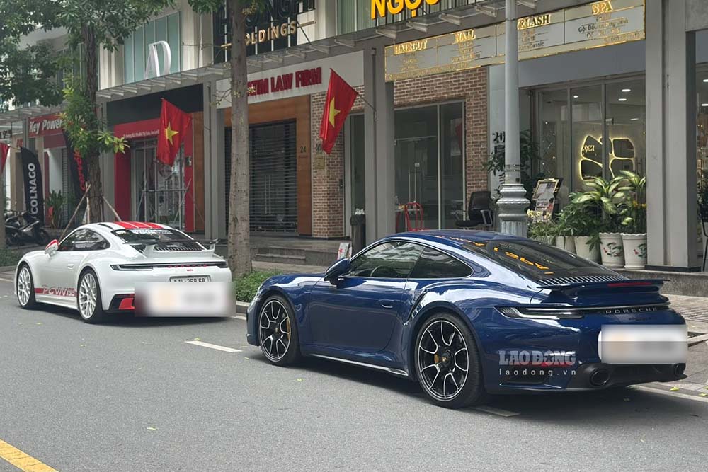 Two Porsche 911 Carrera S and 911 Turbo S appeared on the streets of Ho Chi Minh City. Photo: Thanh Vu