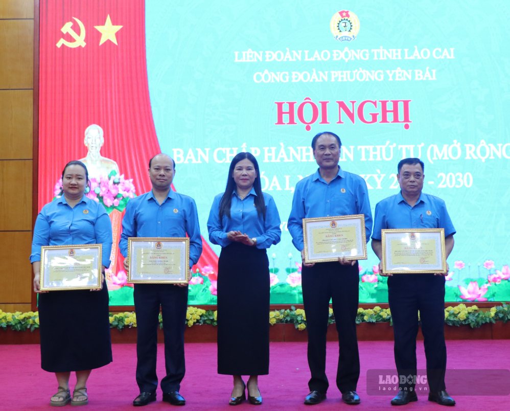 Awarding certificates of merit to union members and collectives with outstanding achievements. Photo: Manh Hung