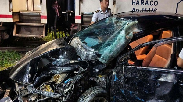 列車が鉄道回廊に違反して自動車に衝突。写真:コン・トゥアン