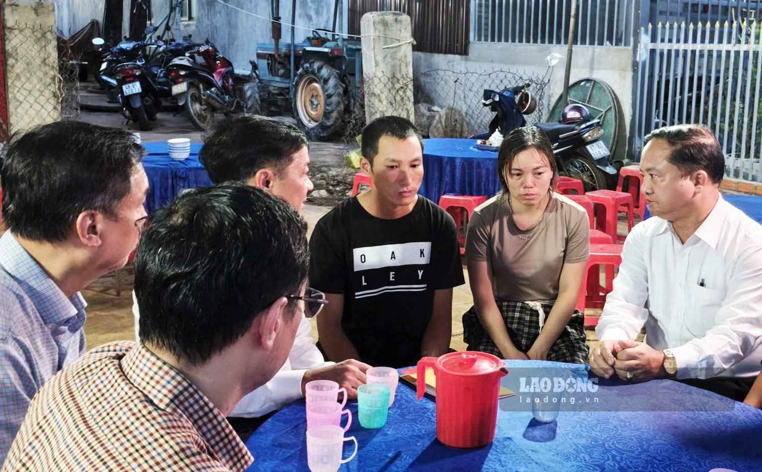 Lãnh đạo Ủy ban MTTQ Việt Nam tỉnh Lâm Đồng thăm hỏi, chia buồn cùng gia đình các nạn nhân bị đuối nước. Ảnh: Thần Hy