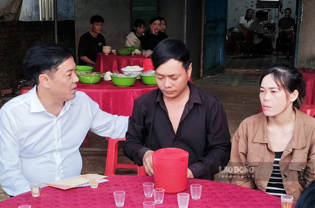 Standing Vice Chairman of Lam Dong Provincial People's Committee Le Trong Yen visited and encouraged the families of the victims. Photo: Than Hy