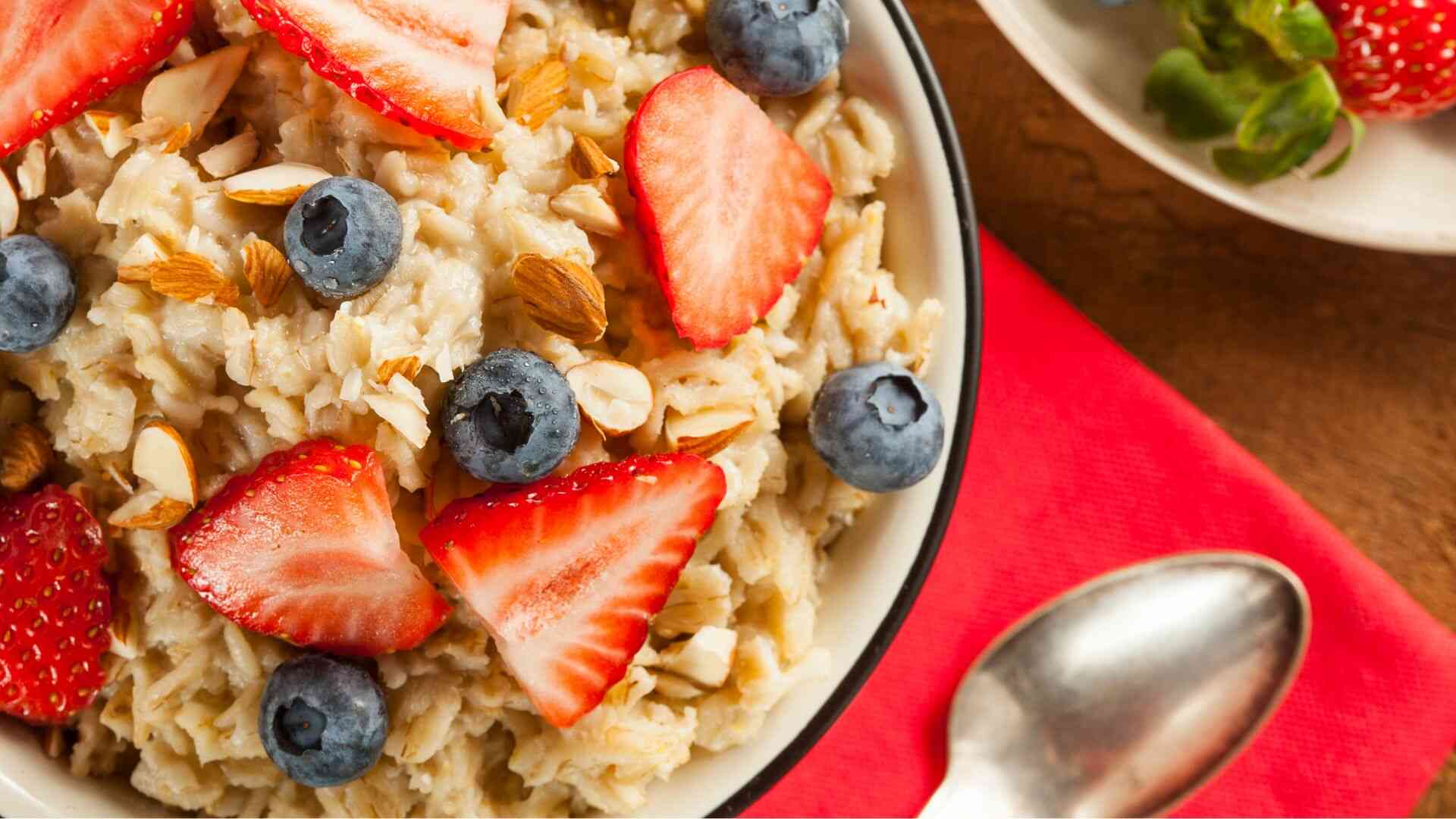 Breakfast is a good time to enjoy oats, which can contribute to maintaining stable blood sugar levels until the next meals. Photo: Canva