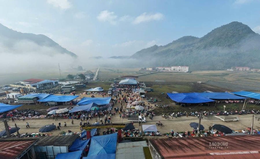 Van Son is a poetic mountainous commune but also has worries about natural disasters. Photo of Van Son market fair: Hai Dang