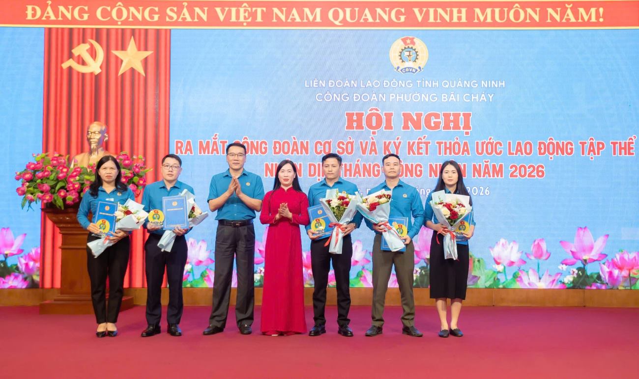 Launching ceremony of grassroots trade unions and signing of collective labor agreements on the occasion of Workers' Month 2026 in Bai Chay ward, Quang Ninh province. Photo: Huu Binh