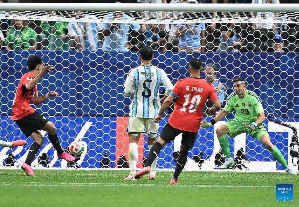 Hàng thủ Argentina chơi không tốt ở giải đấu năm nay. Ảnh: Xinhua