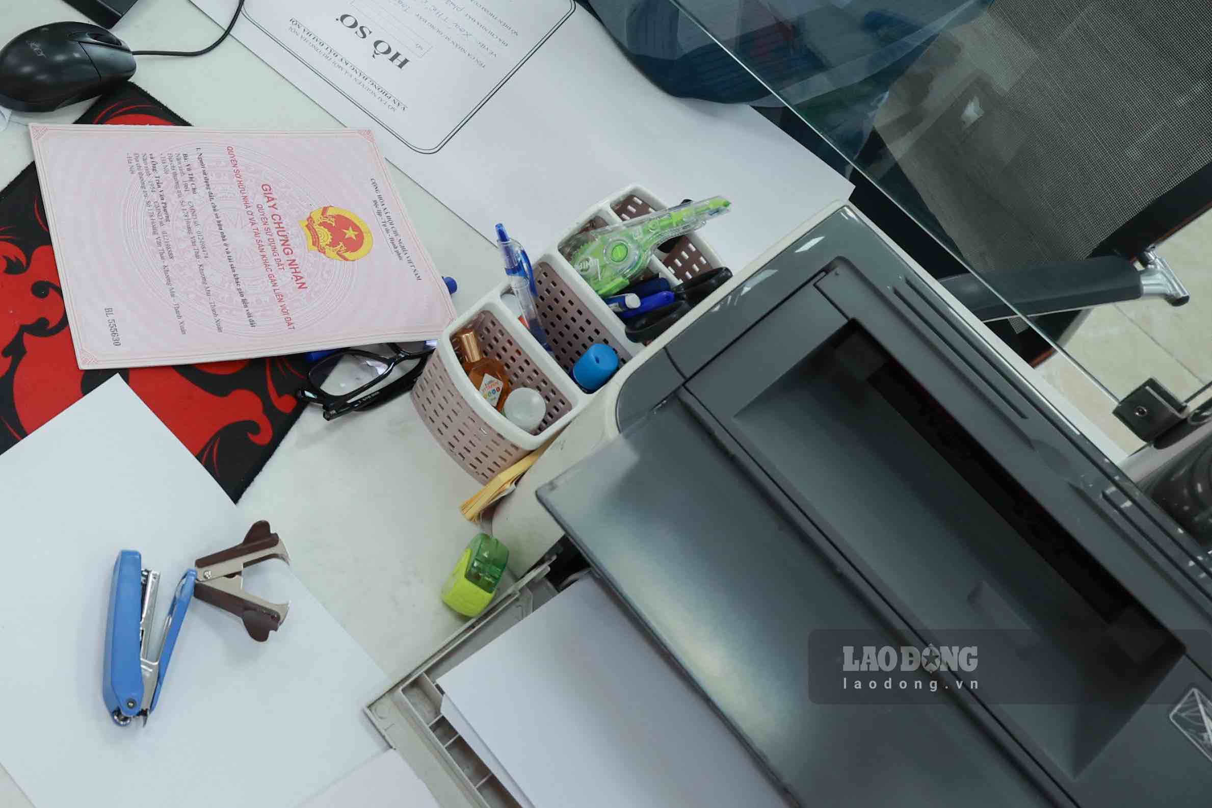 La gente necesita libros rojos y CCCD para el proceso de escaneo de datos de la tierra. Foto: Hai Nguyen