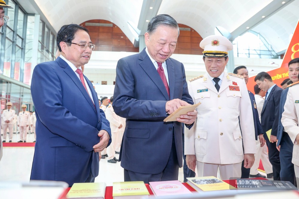 Tổng Bí thư, Chủ tịch nước Tô Lâm tham qua các gian hàng triển lãm tại sự kiện. Ảnh: Đình Hải