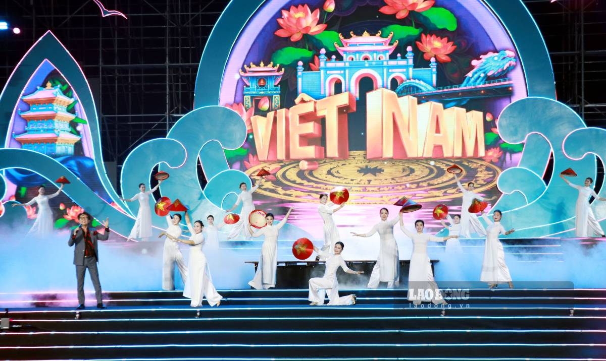 Các tiết mục văn nghệ biểu diễn tại Lễ công bố Bộ nhận diện thương hiệu Khu du lịch Giao Ninh, xã Giao Ninh, tỉnh Ninh Bình. Ảnh: Hà Vi