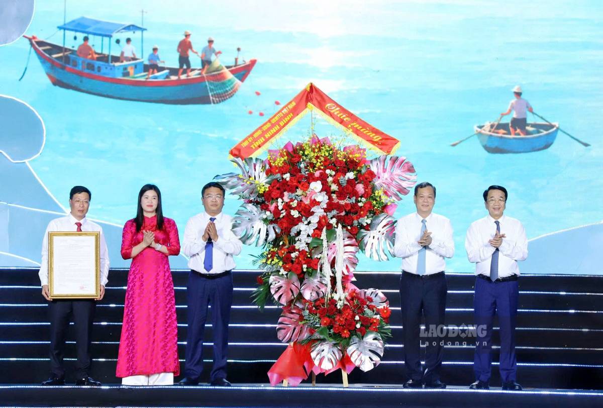 Lãnh đạo tỉnh Ninh Bình trao Quyết định đổi tên Khu du lịch Quất Lâm thành Khu du lịch Giao Ninh. Ảnh: Hà Vi
