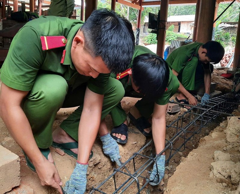Bên cạnh hỗ trợ bằng tiền, việc huy động lực lượng công an, quân đội hỗ trợ ngày công giúp người dân giảm đáng kể chi phí xây nhà mới. Ảnh: Công an Đà Nẵng cung cấp