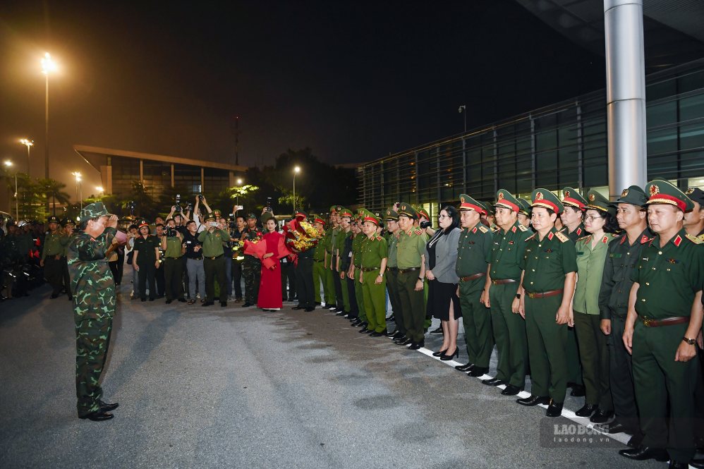Thiếu tướng Phạm Văn Tỵ, Phó cục trưởng Cục Cứu hộ-Cứu nạn (Bộ Tổng Tham mưu), Trưởng đoàn Việt Nam báo cáo Thượng tướng Nguyễn Văn Hiền, Ủy viên Trung ương Đảng, Thứ trưởng Bộ Quốc phòng.