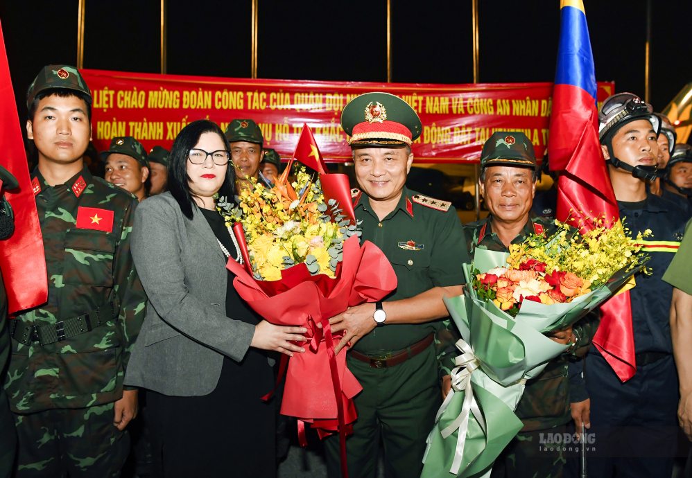 Lãnh đạo Bộ Quốc phòng, Bộ Tổng Tham mưu, Tổng cục Chính trị và Đại biện lâm thời Đại sứ quán Venezuela tại Việt Nam chúc mừng đoàn Việt Nam hoàn thành nhiệm vụ trở về nước. Ảnh: Hải Nguyễn