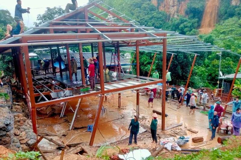 Local forces in Muong Trai village, Muong La commune, Son La province urgently support the dismantling of houses and relocation of property for Mr. Tong Van Nen's family who was landslide. Photo: Muong La Commune People's Committee