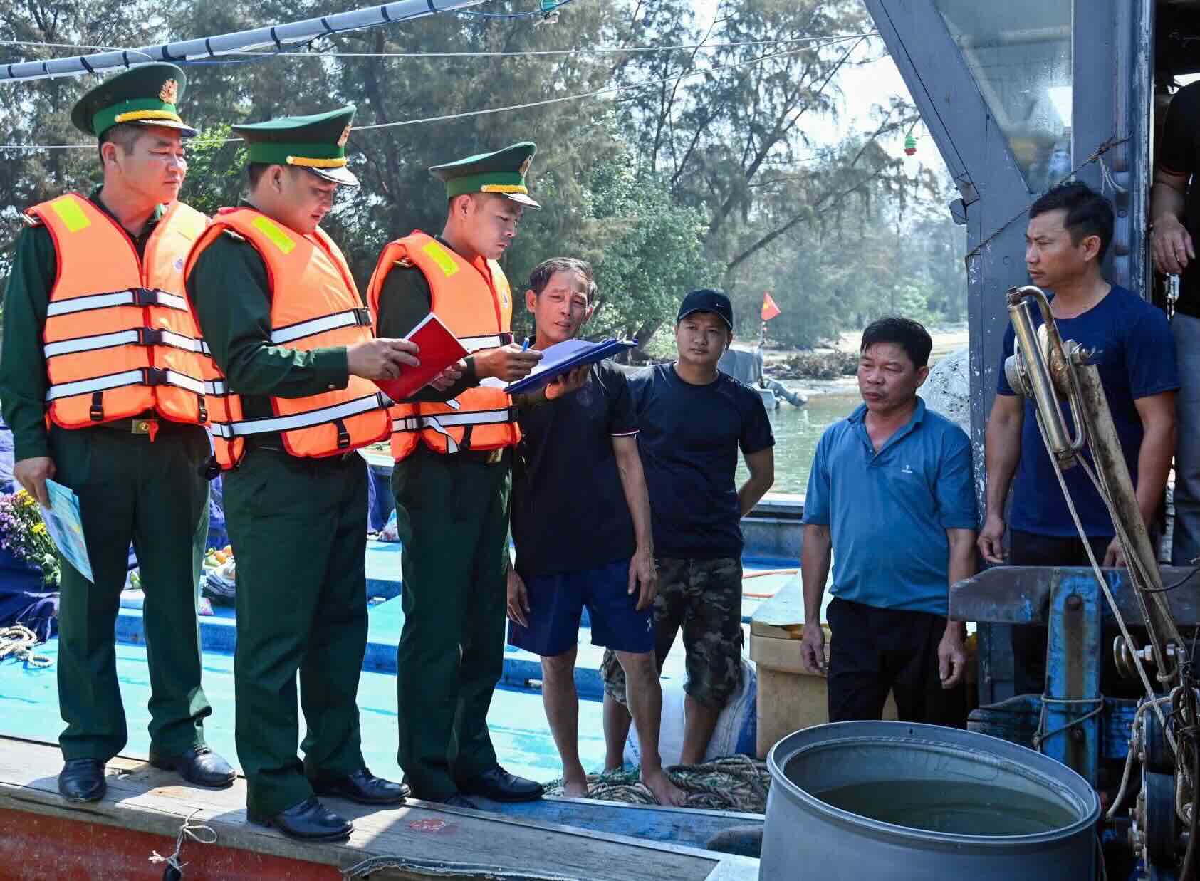 Tàu cá làm thủ tục tại Trạm kiểm soát Biên phòng Thuận An. Ảnh: Bộ đội Biên phòng TP Huế cung cấp.