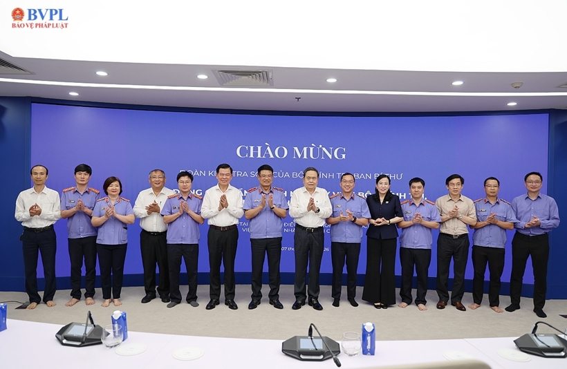 Chủ tịch Quốc hội Trần Thanh Mẫn cùng thành viên trong Đoàn Kiểm tra, giám sát số 11 của Bộ Chính trị tại Trung tâm điều hành thông minh của ngành Kiểm sát nhân dân.