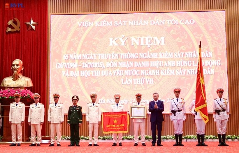 또 람 총비서(현재 총비서, 국가주석)가 인민검찰 부문 전통 기념일 65주년 기념식에서 최고인민검찰원에 노동 영웅 칭호를 수여하고 있습니다. (2025년 7월 21일). 사진: BVPL 신문