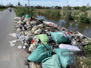 Handling spontaneous landfill in Dong A ward, Ninh Binh after a reflection from Lao Dong Newspaper. Photo: Ha Vi