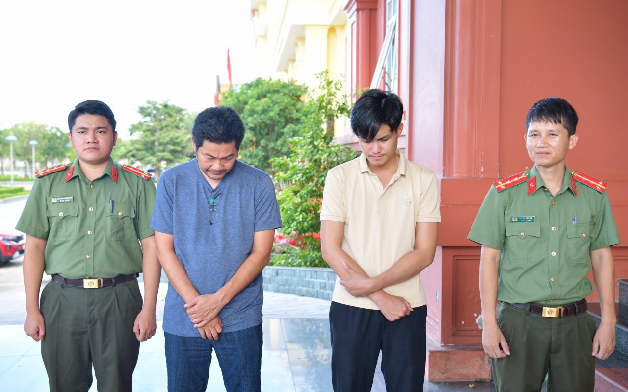 Đối tượng Dương Đăng Cường (thứ hai từ trái sang) và Nguyễn Phúc Ân (thứ ba từ trái sang) bị khởi tố về tội “Tổ chức cho người khác xuất cảnh trái phép”. Ảnh: Công an Quảng Trị