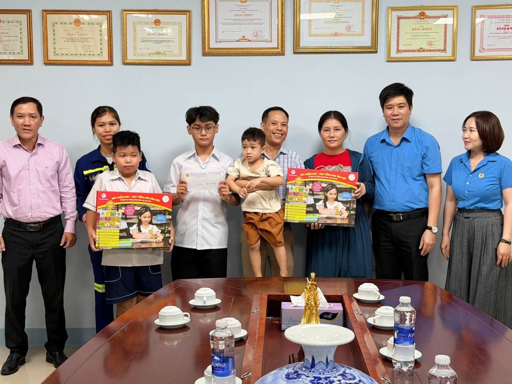 Quang Tri Labor Federation awards readers' pens and scholarships to children of union members in difficult circumstances. Photo: Quang Tri Trade Union