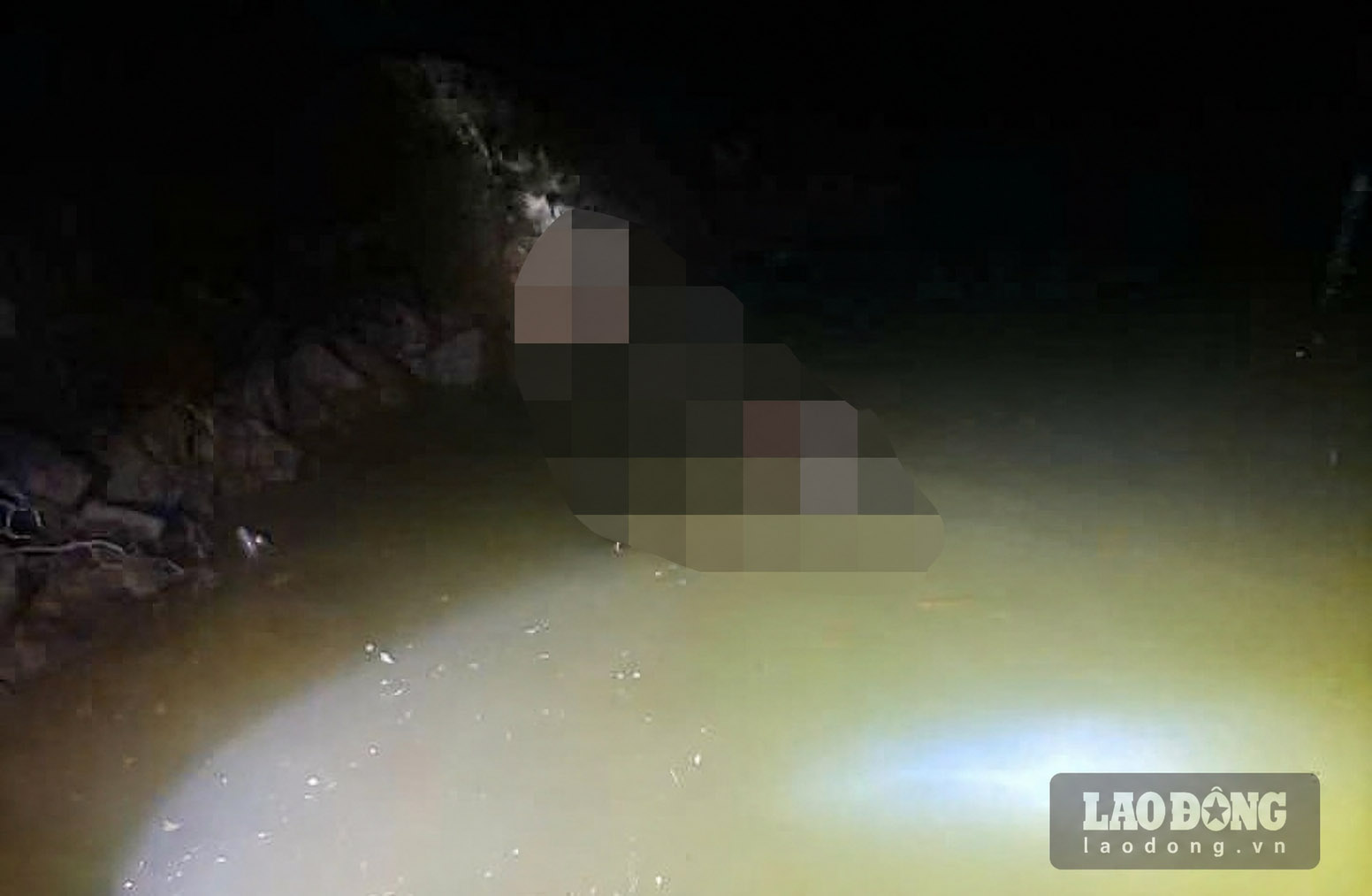 Baby H's body found on the Ngan Sau River. Photo: Hoang Anh