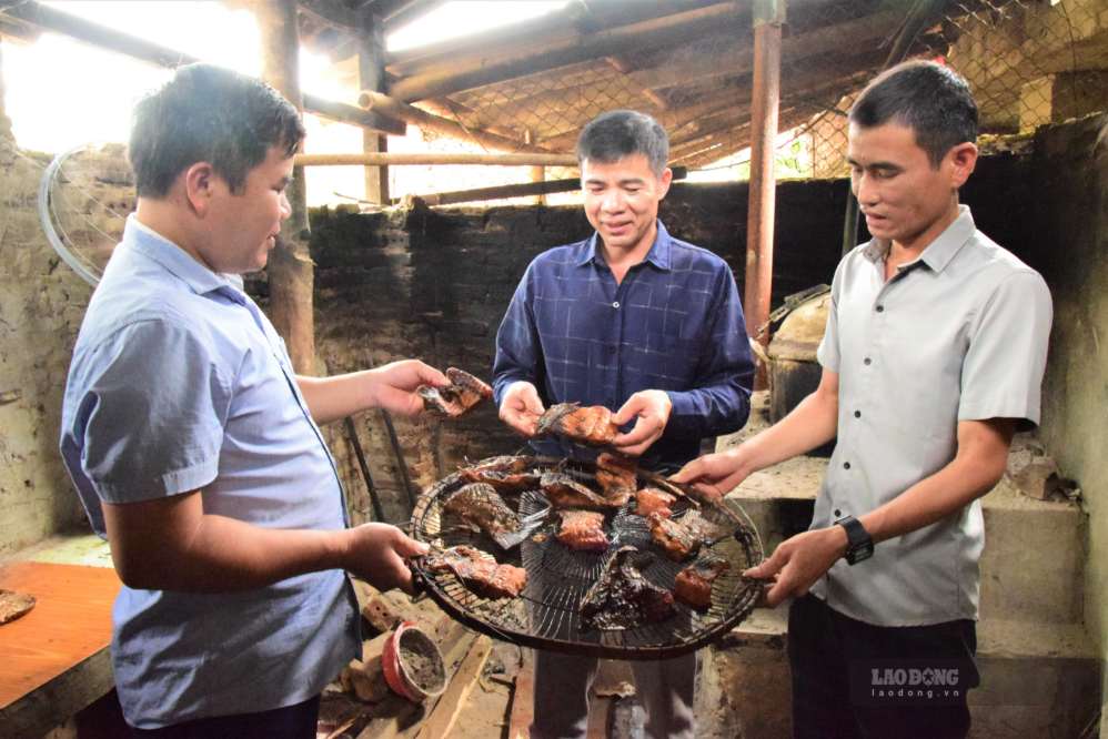 Cá tươi được chế biến, ướp gia vị đặc trưng rồi mang hun khói để trở thành sản phẩm cá hun khói Chiềng La. Ảnh: Trường Sơn