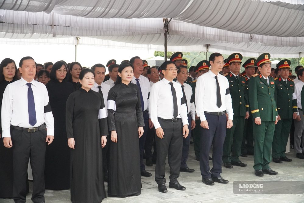 Đại biểu Trung ương và TP Đồng Nai tại lễ viếng, truy điệu, an táng 63 hài cốt liệt sĩ. Ảnh: Hà Anh Chiến