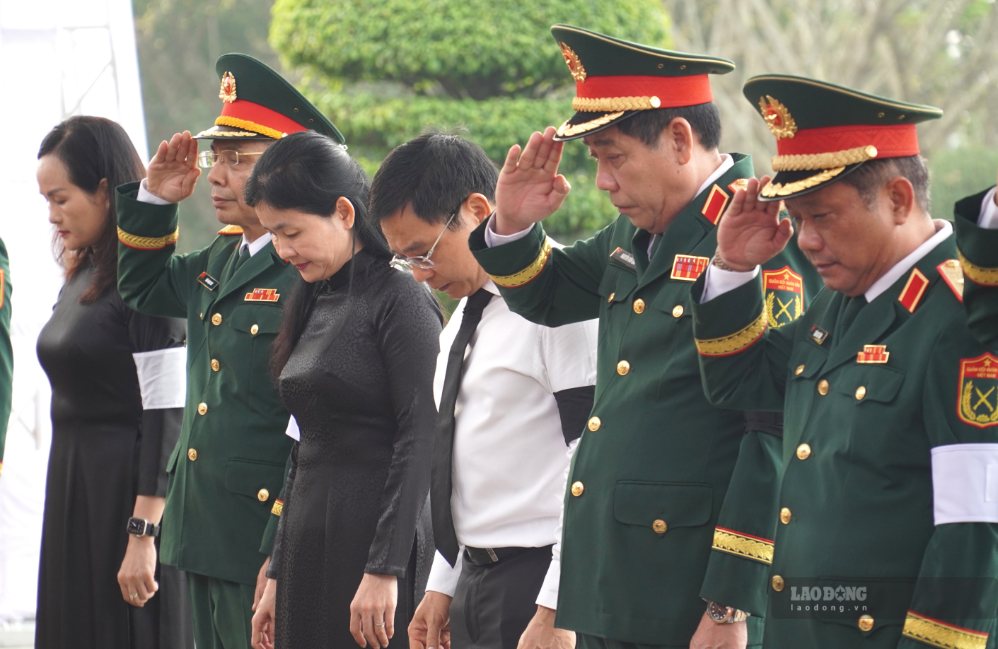 Đại diện lãnh đạo Trung ương và lãnh đạo TP Đồng Nai tưởng niệm các anh hùng liệt sĩ. Ảnh: Hà Anh Chiến