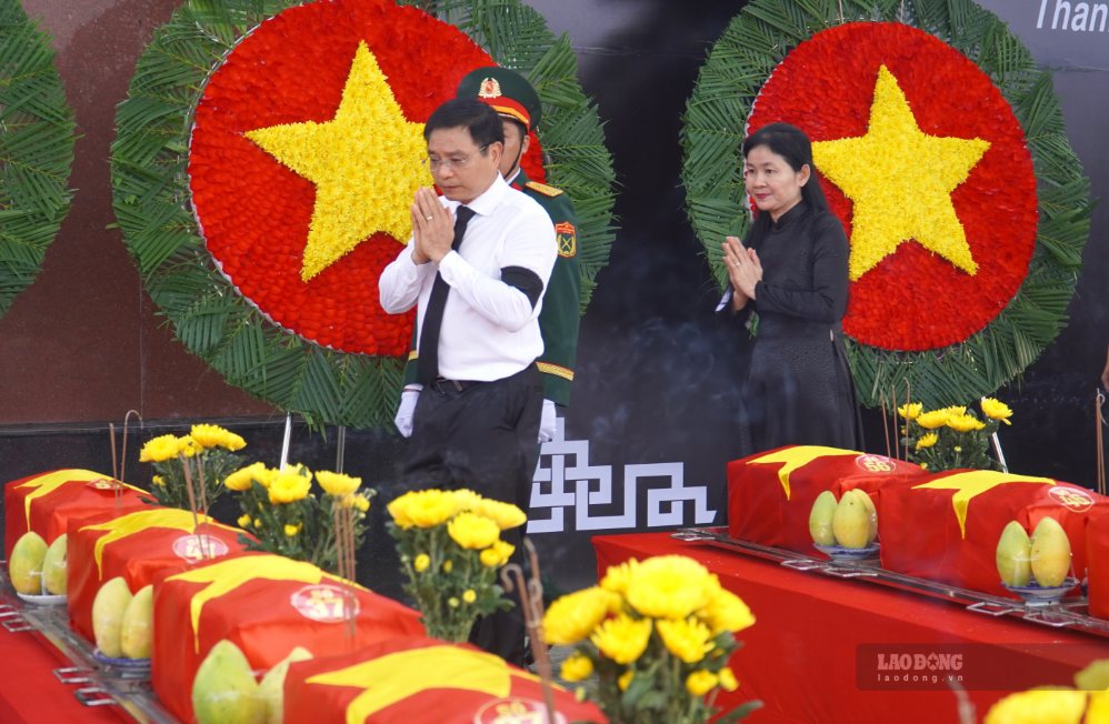 Mr. Nguyen Van Thang, Member of the Party Central Committee, Deputy Prime Minister and Ms. Ton Ngoc Hanh, Member of the Party Central Committee, Standing Deputy Secretary of the City Party Committee, Chairwoman of the People's Council of Dong Nai City at the funeral, memorial service, and burial of martyrs' remains. Photo: Ha Anh Chien