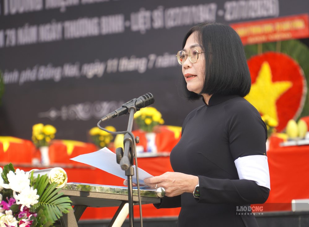 Bà Nguyễn Thị Hoàng, Phó Chủ tịch UBND TP Đồng Nai đọc điếu tưởng niệm anh linh các liệt sĩ. Ảnh: Hà Anh Chiến