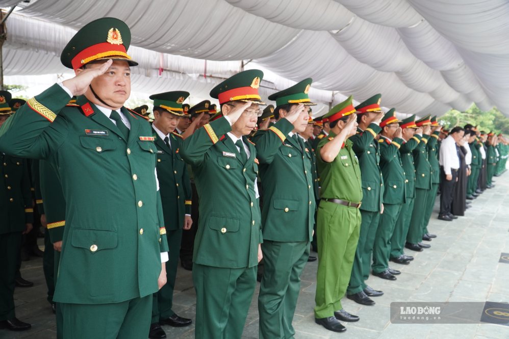 Đại diện lãnh đạo Trung ương và lãnh đạo TP Đồng Nai tưởng niệm các anh hùng liệt sĩ. Ảnh: Hà Anh Chiến