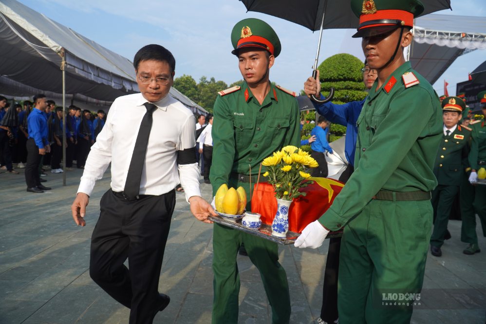 Phó Thủ tướng Chính phủ Nguyễn Văn Thắng thực hiện các nghi thức di quách đưa hài cốt liệt sĩ về an táng tại nghĩa trang liệt sĩ Bình Phước. Ảnh: Hà Anh Chiến
