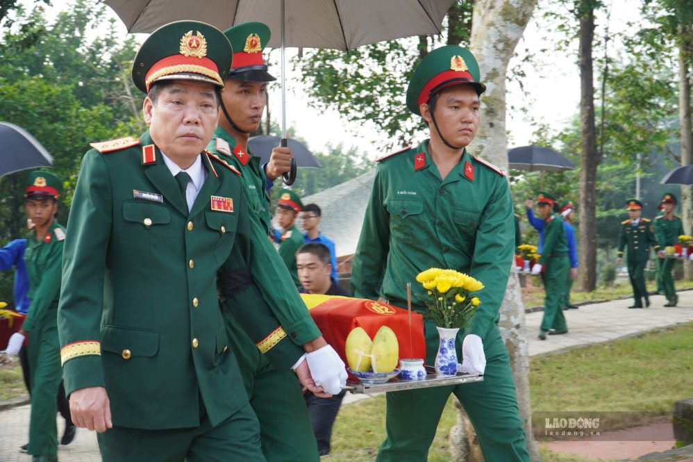 Thượng tướng Nguyễn Văn Gấu, Ủy viên Trung ương Đảng, Ủy viên Quân ủy Trung ương, Thứ trưởng Bộ Quốc phòng thực hiện các nghi thức di quách đưa hài cốt liệt sĩ an táng. Ảnh: Hà Anh Chiến