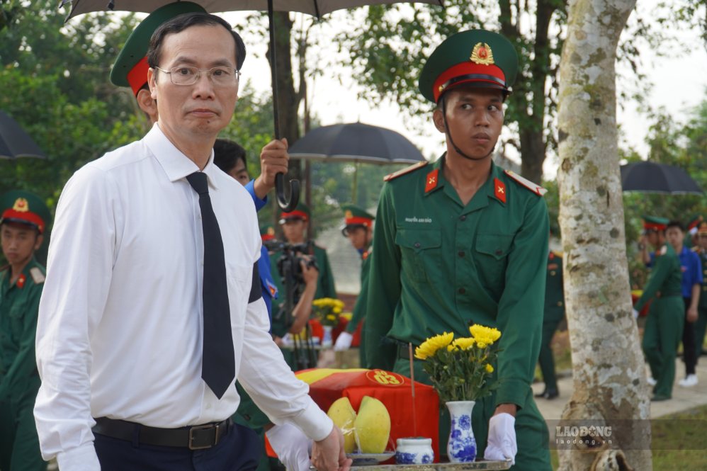 Đại diện lãnh đạo Trung ương và TP Đồng Nai thực hiện nghi thức di quách. Ảnh: Hà Anh Chiến