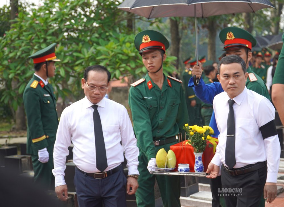 Đại diện lãnh đạo Trung ương và TP Đồng Nai thực hiện nghi thức di quách. Ảnh: Hà Anh Chiến