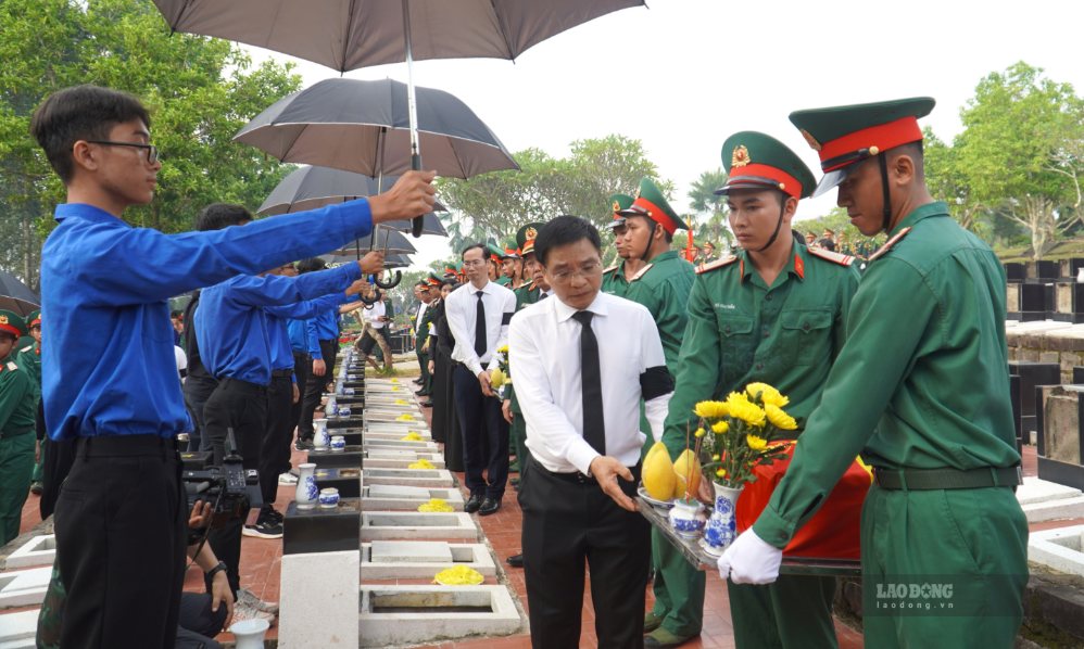 Phó Thủ tướng Chính phủ Nguyễn Văn Thắng thực hiện các nghi thức di quách đưa hài cốt liệt sĩ về an táng tại nghĩa trang liệt sĩ Bình Phước. Ảnh: Hà Anh Chiến