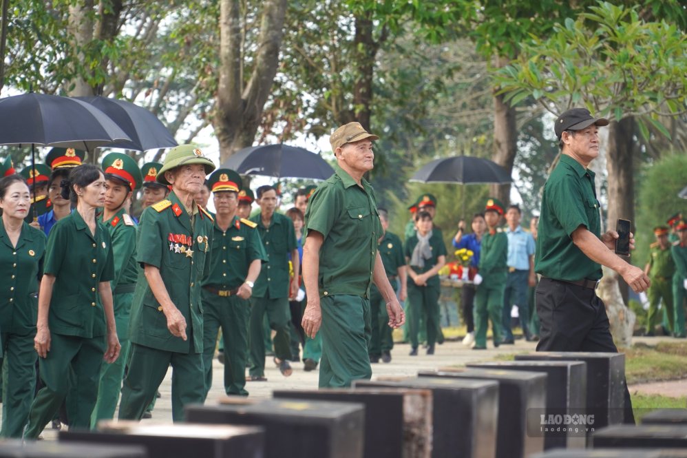 Các cựu chiến binh tham gia thực hiện nghi thức di quách. Ảnh: Hà Anh Chiến
