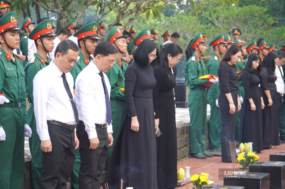 Đại diện lãnh đạo Trung ương và lãnh đạo TP Đồng Nai tưởng niệm các anh hùng liệt sĩ. Ảnh: Hà Anh Chiến