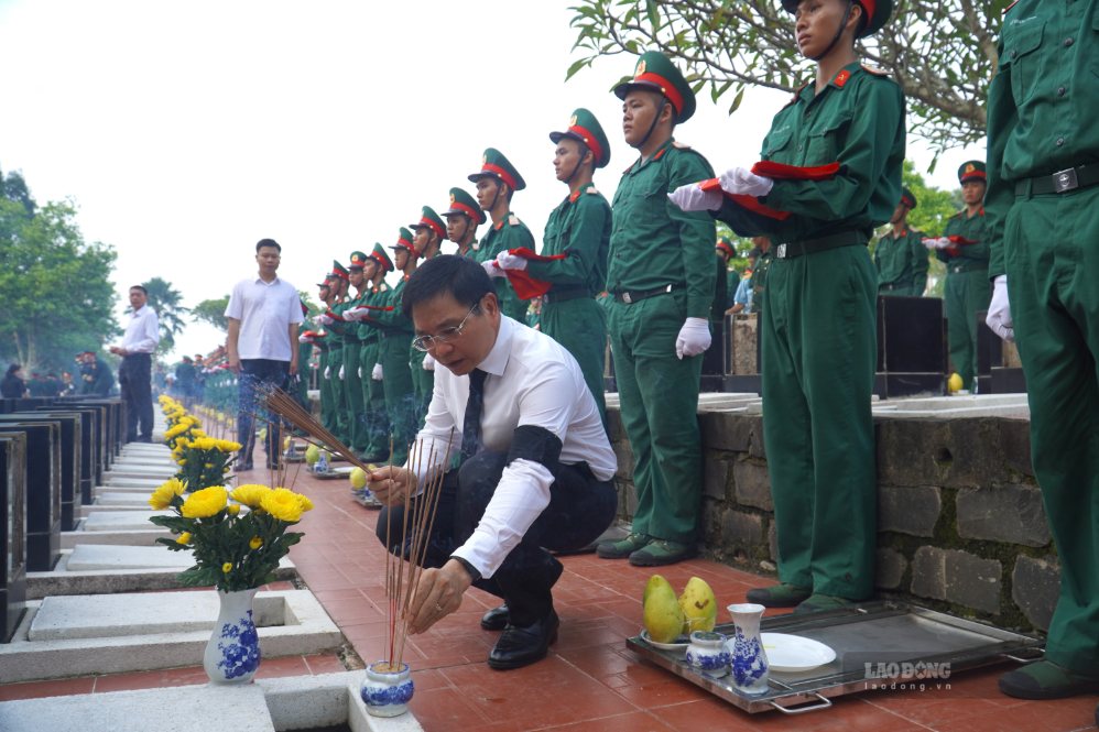 Phó Thủ tướng Chính phủ Nguyễn Văn Thắng dâng hương sau khi thực hiện các nghi thức di quách đưa hài cốt liệt sĩ an táng. Ảnh: Hà Anh Chiến