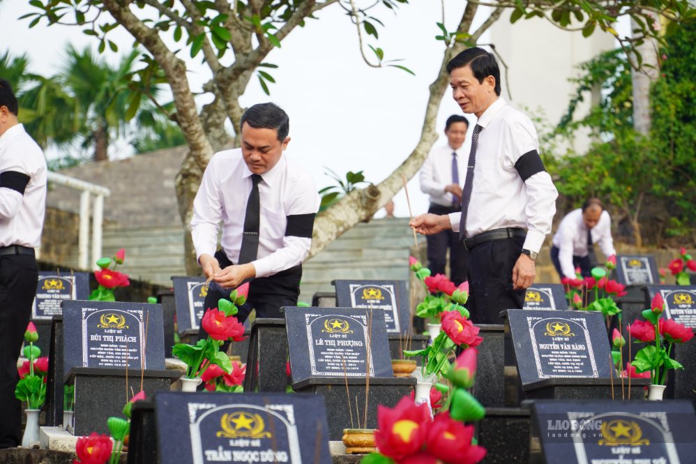 Lãnh đạo Trung ương, TP Đồng Nai thắp hương tưởng niệm các anh hùng liệt sĩ. Ảnh: Hà Anh Chiến