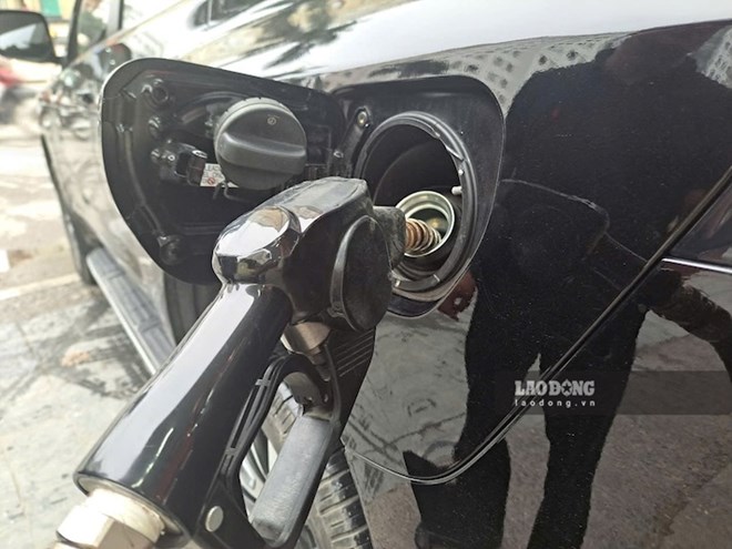 Gasoline and oil prices simultaneously decrease. Photo: Ha Vy