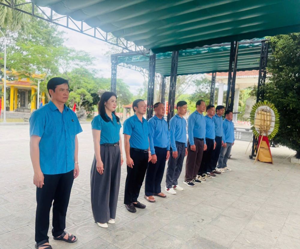 Los sindicatos de las dos provincias de Nghe An y Xieng Khouang (Laos) organizan ofrendas de incienso en agradecimiento a los héroes mártires, fortaleciendo la solidaridad. Foto: Sindicato de Nghe An