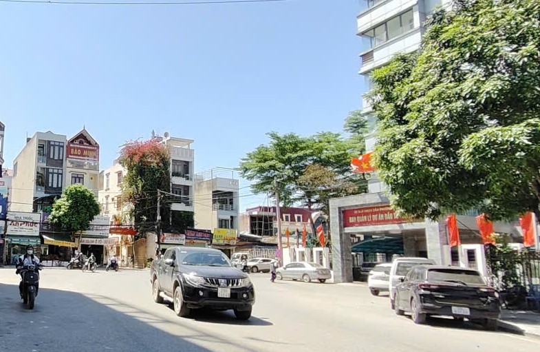The tax authority has just answered citizens' questions about tax payment regulations for real estate leasers who are minors. Photo: Xuyen Dong