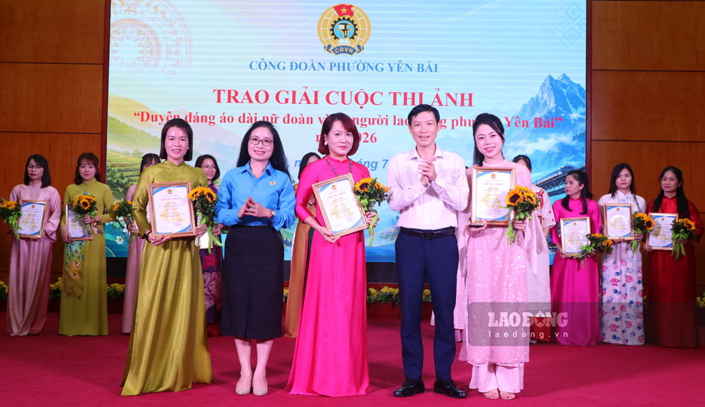 Liên đoàn Lao động tỉnh Lào Cai trao giải cho các tập thể, cá nhân. Ảnh: Mạnh Hùng